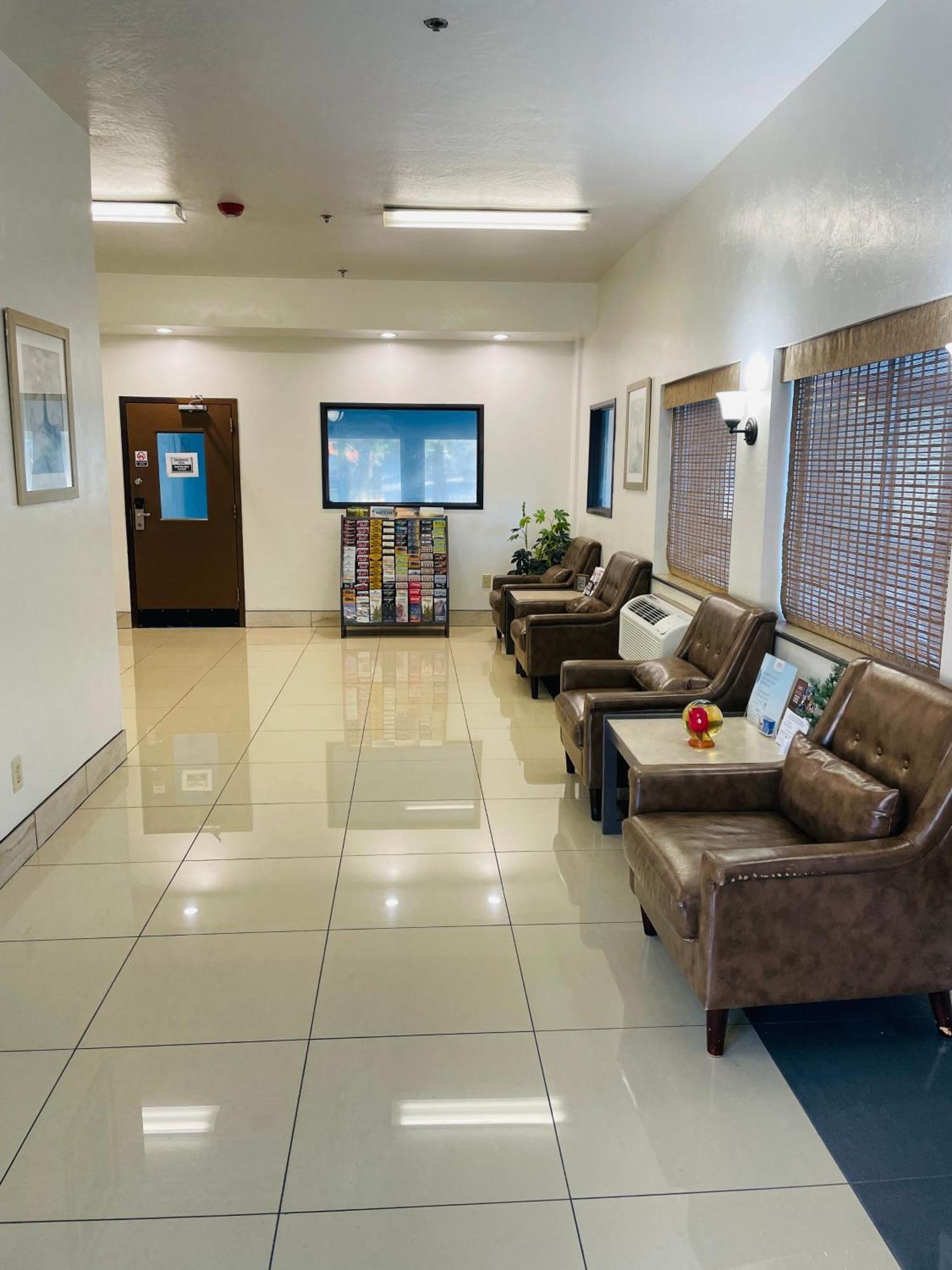 Super 8 By Wyndham Lacey Olympia Area Extérieur photo