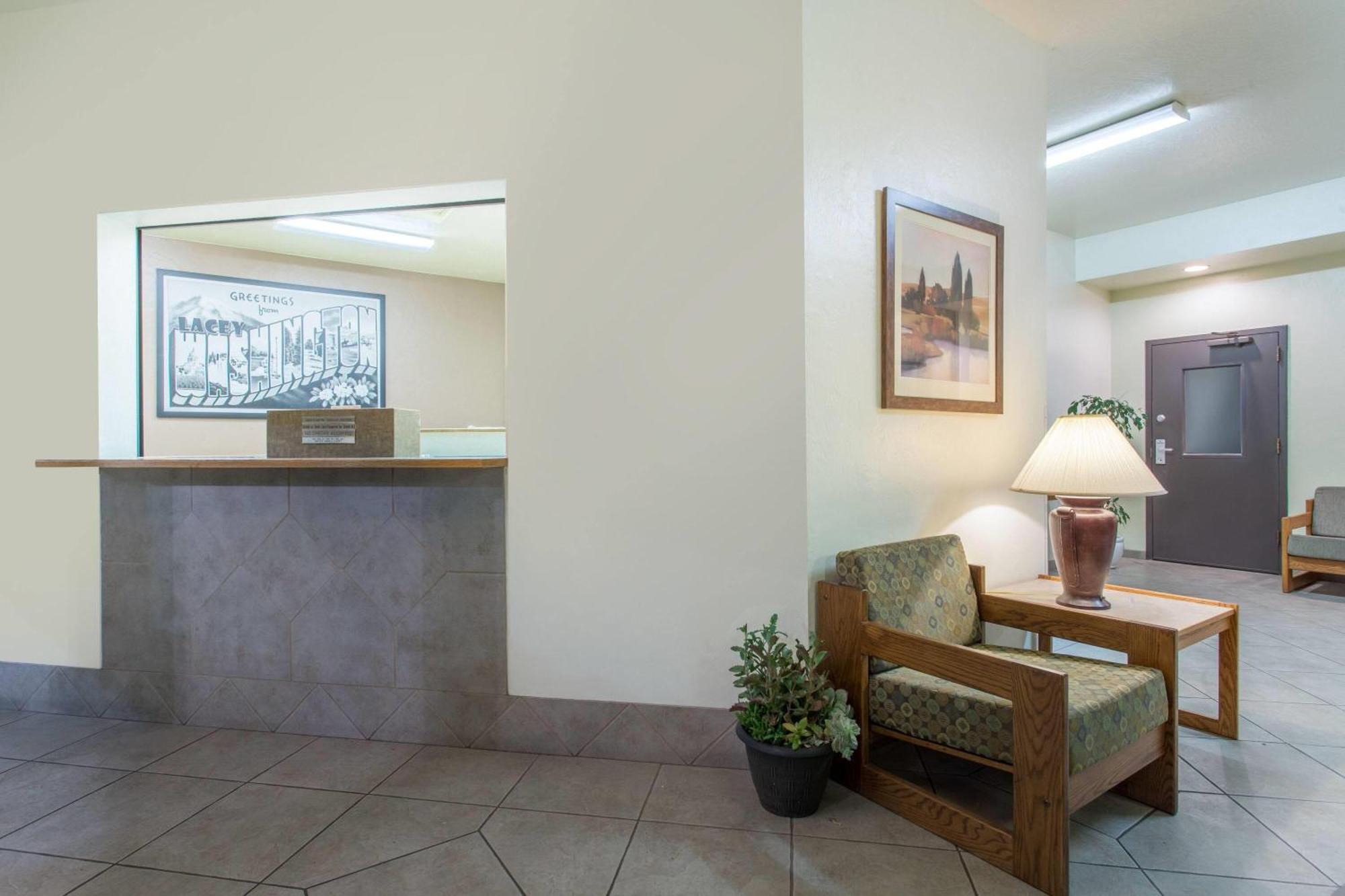 Super 8 By Wyndham Lacey Olympia Area Extérieur photo